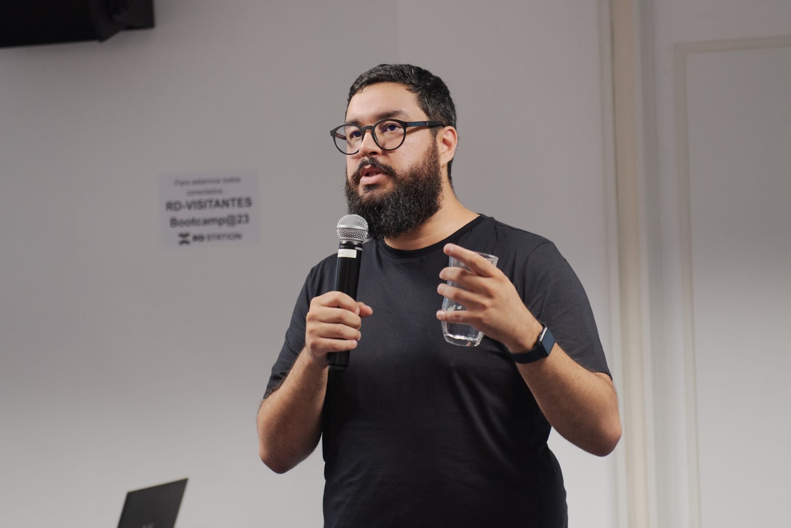 Foto do palestrando Vinicius Moraes, localizado no conteúdo sobre digital leaders.